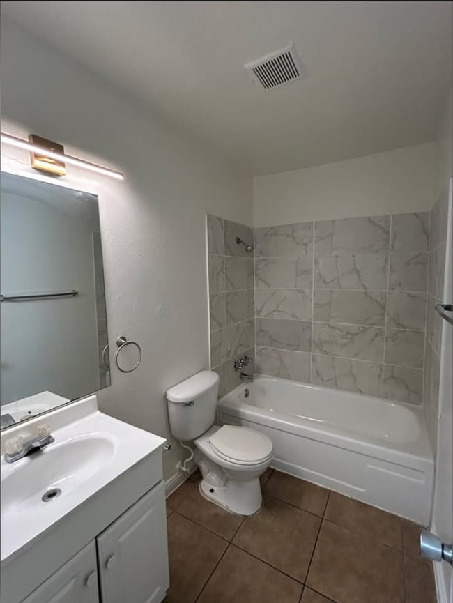 Building Photo - 3791 Hazelwood St Unit 3791-03