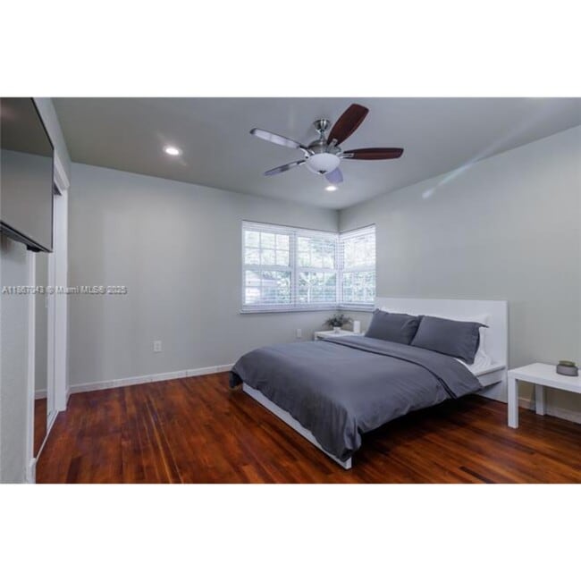 Photo - 250 NE 48th St