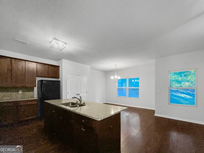 Photo - 202 Daisy Cir