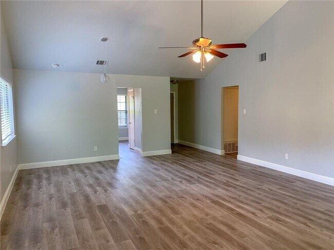 Photo - 1604 Holstein Dr