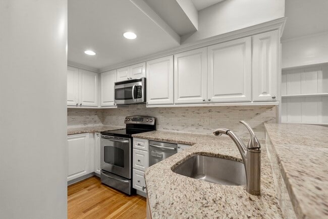 Building Photo - 125 Beacon St Unit 2R