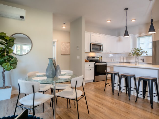 Cottage Lane: 3-bed 2-bath Dining Room/Kitchen