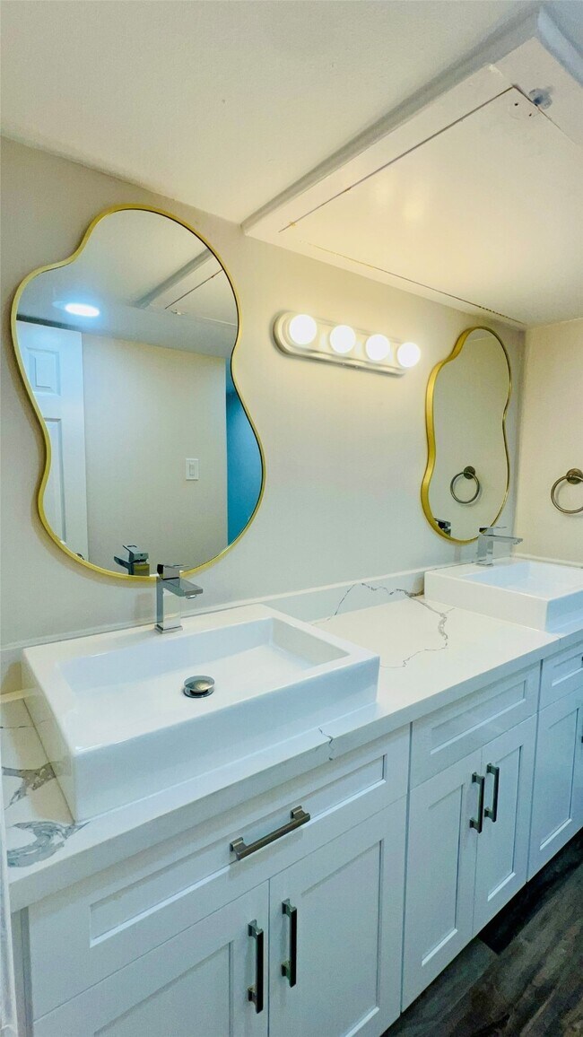 Building Photo - 357 N Post Oak Ln Unit 101