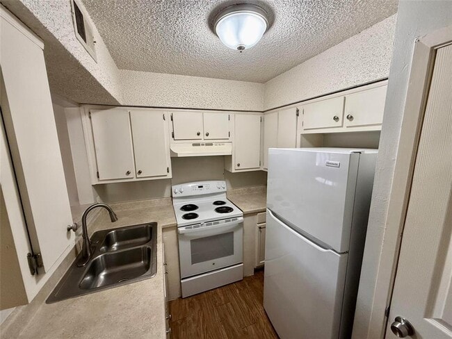 Photo - 8909 Parkfield Dr Unit 102