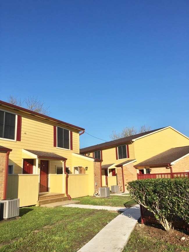 River Oaks Apartments Sweeny, TX