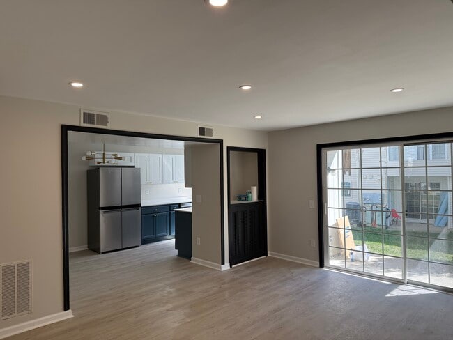 Building Photo - 114 Fort Evans Rd NE Unit A