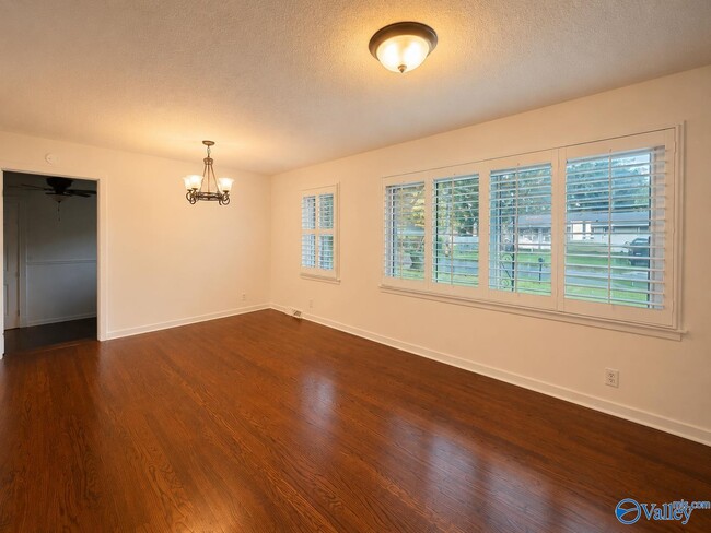 Photo - 515 Warner St NW
