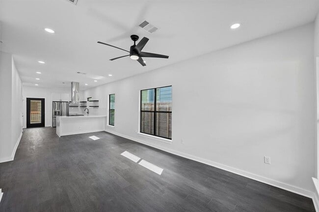 Photo - 914 E 50th St