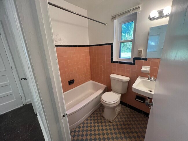 Photo - 873 Campus Cir House