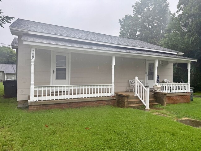 One bedroom, 1 bath duplex in Gibsonville - One bedroom, 1 bath duplex in Gibsonville Apartment Unit 709