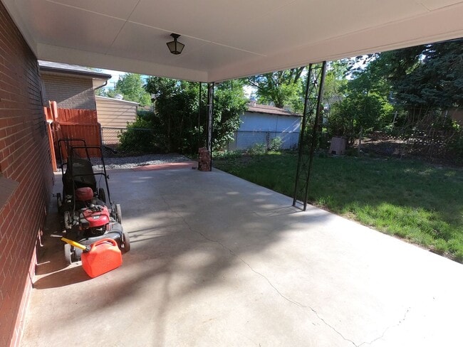 Building Photo - Beautifully remodeled 3 bed 2.5 bath house in Broomfield
