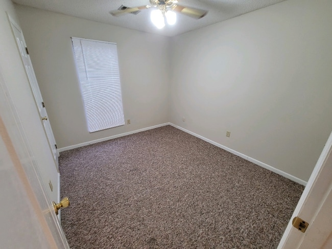 Photo - 117 Heather Pl