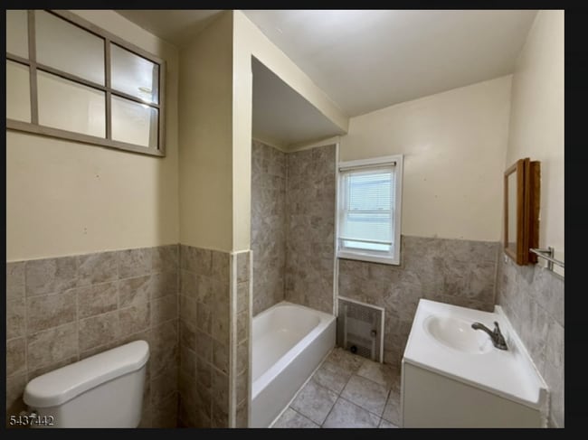 305-307 Sanford Ave Unidad 2