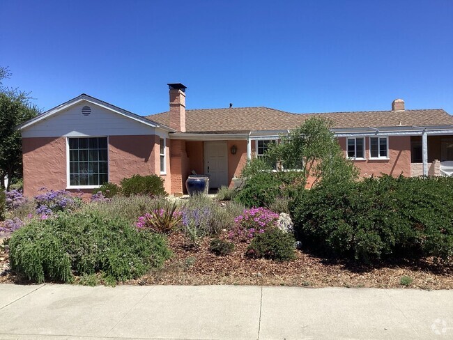 Building Photo - Beautifully Landscaped Home