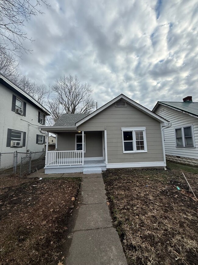 Building Photo - 204 10th Ave Unit A
