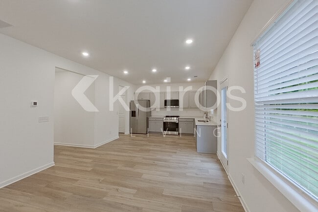 Photo - 115 Silver Maple Ln
