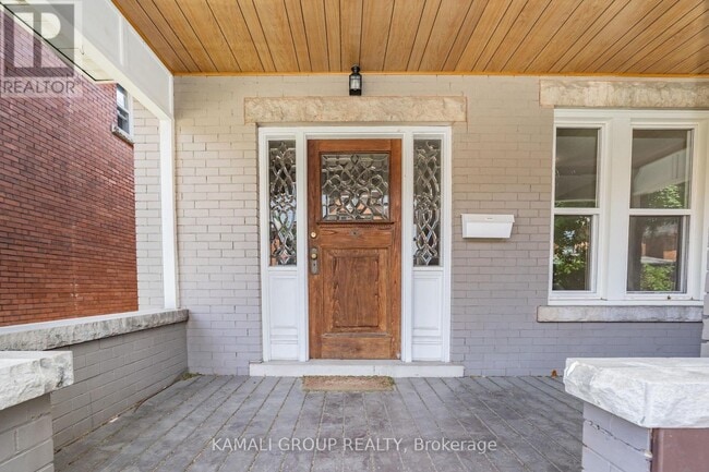 Photo - 25 Spadina Ave