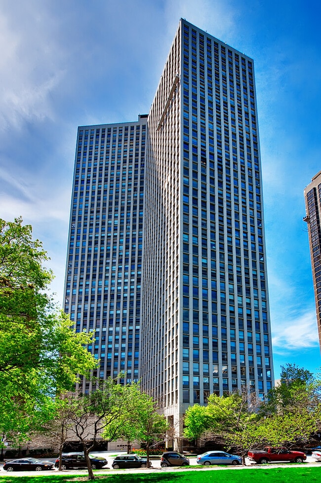 Building Photo - 2626 N Lakeview Ave Unit 2106