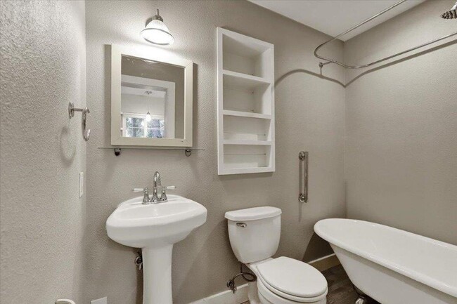 301 Woodpecker Ln