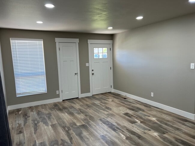 Photo - 170 W 975 N