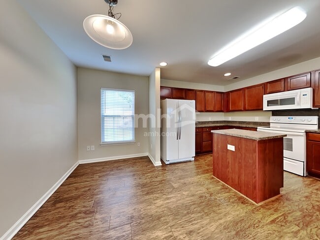 Photo - 212 Briarbend Rd