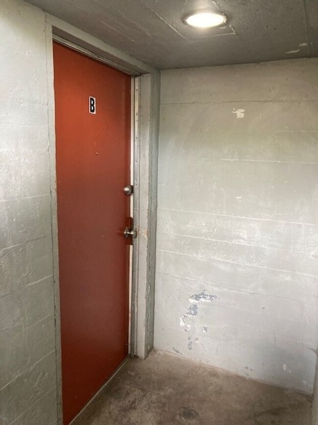 Photo - (487) 25th Street Duplex  2 Bdrm / 1 Bthrm Unit 1036-B