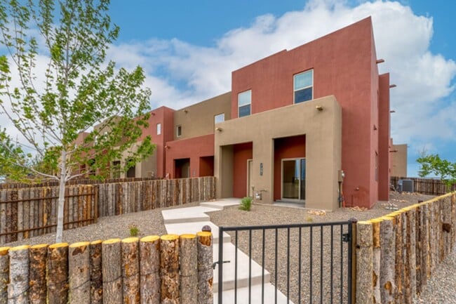 Building Photo - New Townhome in Santa Fe
