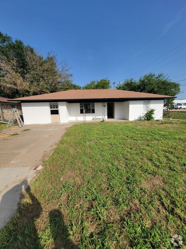 Building Photo - Coming Soon! Brick 3 Bed 2 Bath House for ...