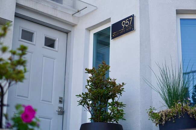 Suite 1 Entrance - 957 Boulevard E Unit Suite 1