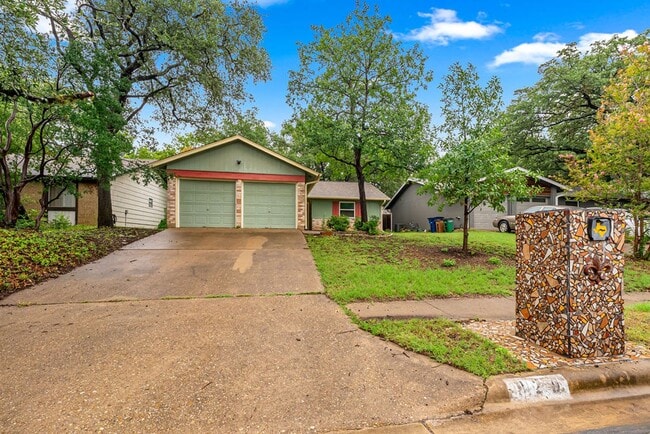 Building Photo - 920 Acorn Oaks Dr