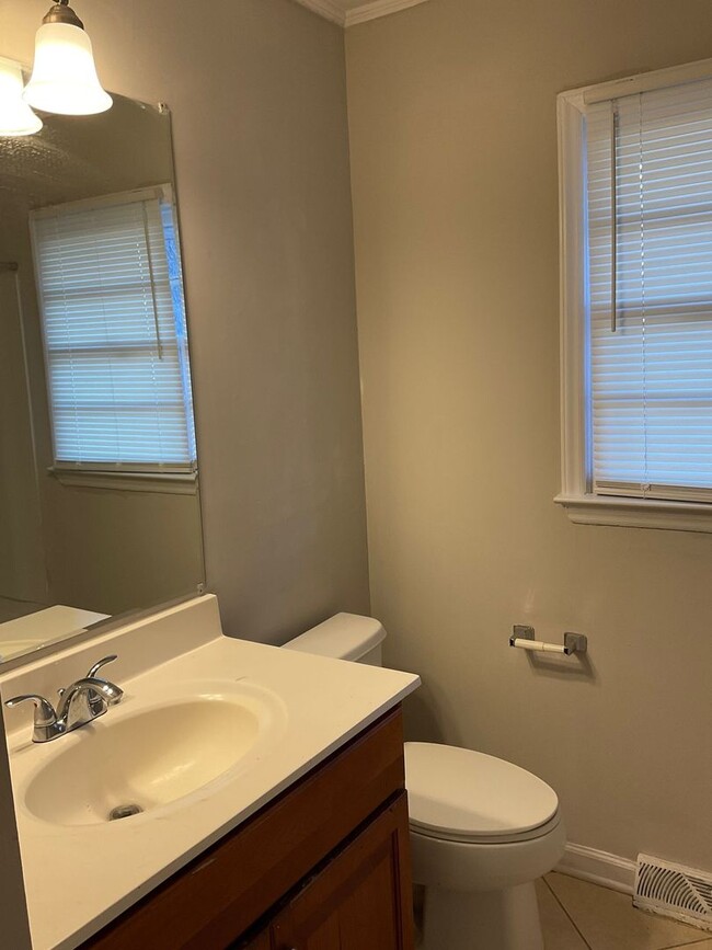 Photo - 4 Bedroom Brick Home in Gastonia - Hardwood Floors, Spacious Rooms!!!