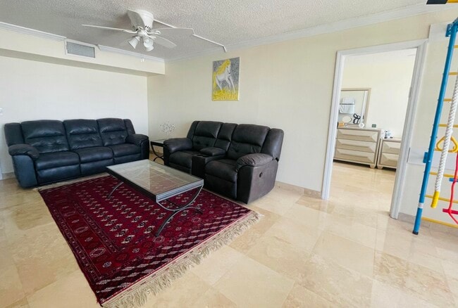 Photo - 1237 Hillsboro Mile Unidad 302