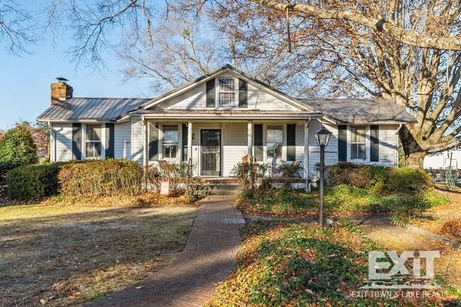 Building Photo - 3 Bedroom 2 Bathroom Home