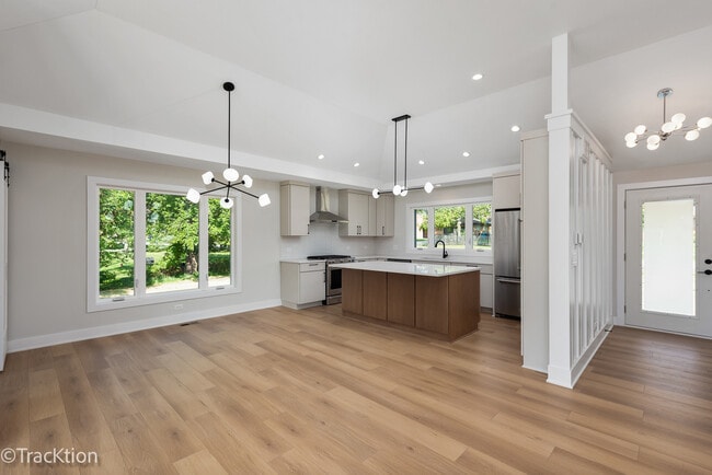 Photo - 137 W Chicago Ave