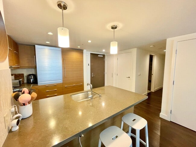 Photo - Luxurious Condo at Madrone w/Bay, City Views, Balcony, Pool, Parking, Storage -FULLY FURNISHED OP... Unidad 322