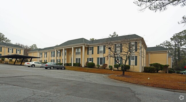 Photo - Chateau De Ville Apartments