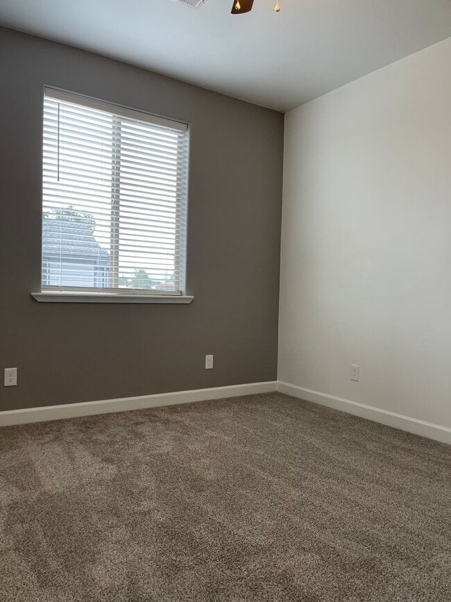 Building Photo - 1703 Ross Ave Rental