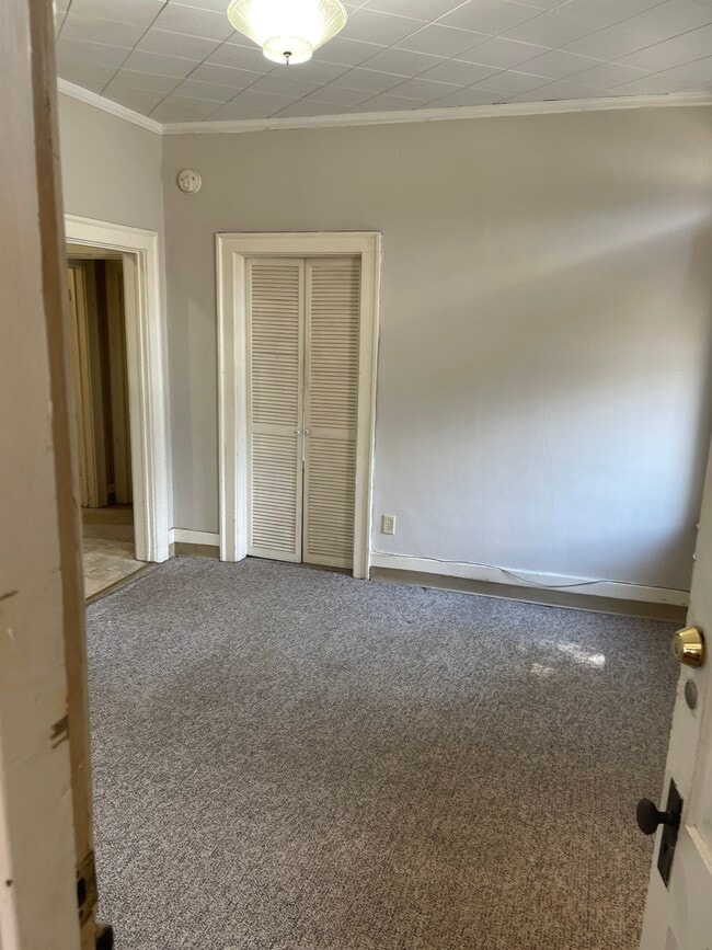 Building Photo - 200 E Elm St Unit Apt.2