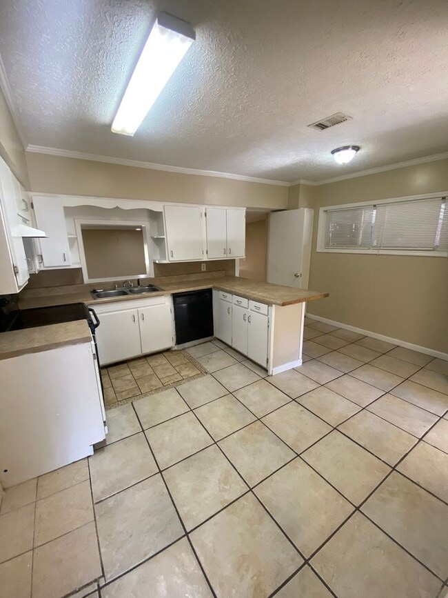 Photo - **AVAILABLE NOW**3 Bedroom / 2 Bathroom Ho...