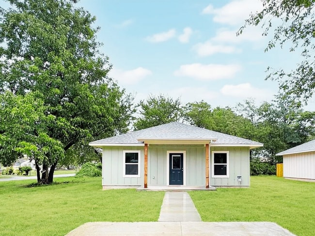 Building Photo - Modern 2-Bed, 2-Bath Rental Home in Chickasha, OK!