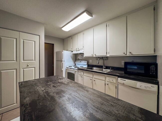 Photo - 1405 E 40th St Unit APT 6F