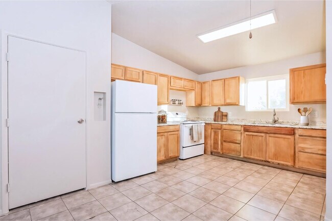 Photo - 465 W Ivyglen St Unidad Apt 112