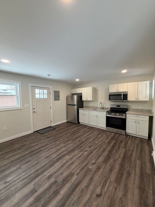 Building Photo - Beautifully remodeled and completed 1 Bedroom apartment. Unit 14311 Rt. 9W -  10