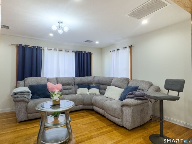 Photo - 90 Seymour St