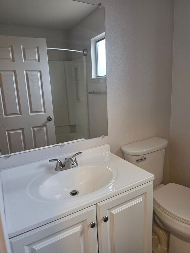 Clean upstairs 2 bedr.1 bath condo