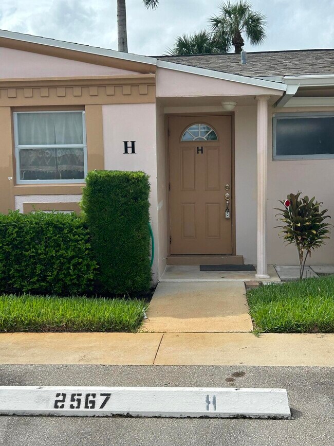 Photo - 2567 Dudley Dr W Unidad H