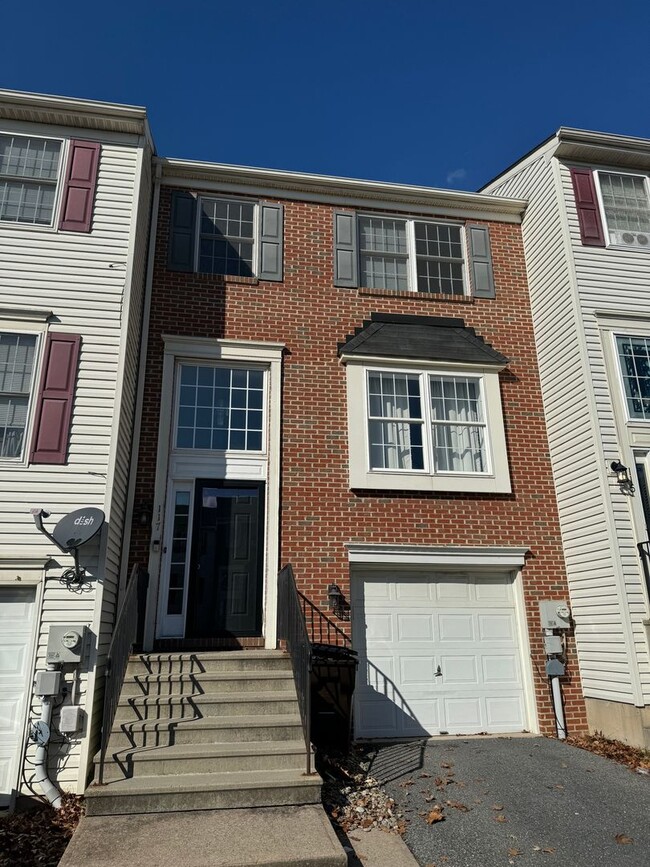 THREE BEDROOM TOWNHOUSE - THREE BEDROOM TOWNHOUSE