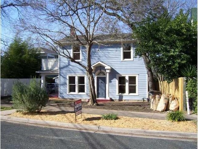 Building Photo - Large 4 Bedroom house with parking in Nort...