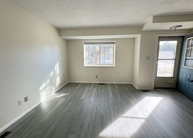 Photo - 965 London Green Way