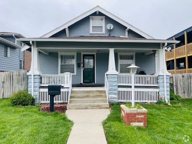 Building Photo - Spacious Home w/ Fenced Backyard